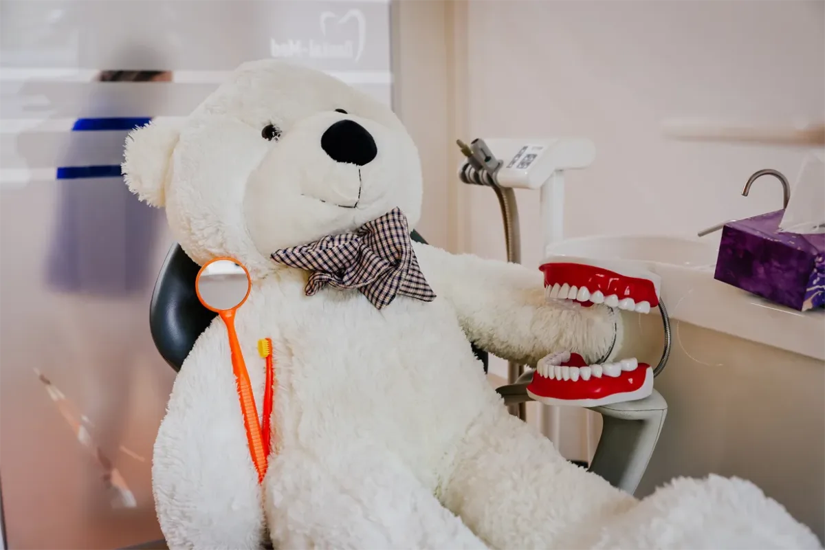 Przyjazny gabinet ortodonty dziecięcego Lublin – miś z akcesoriami stomatologicznymi